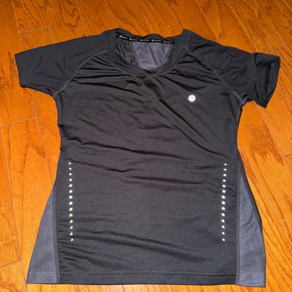 lululemon athletica Tops - Lululemon Black Short Sleeve Tee with Reflective Accents